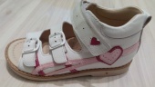 Сандалии белые с сердечками для девочки Mymini